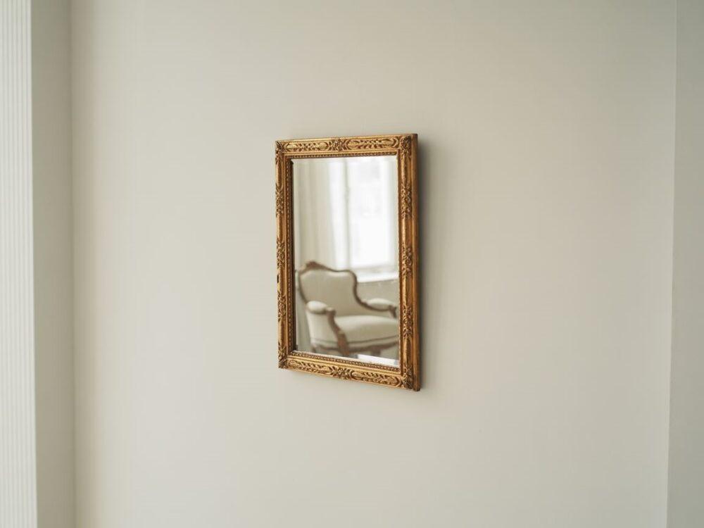 dekoracyjne lustro w złotej oprawie