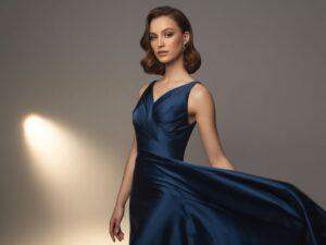 elegancki look z granatową sukienką