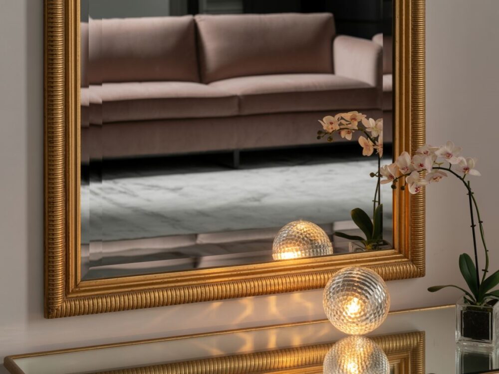 eleganckie lustro na ścianie
