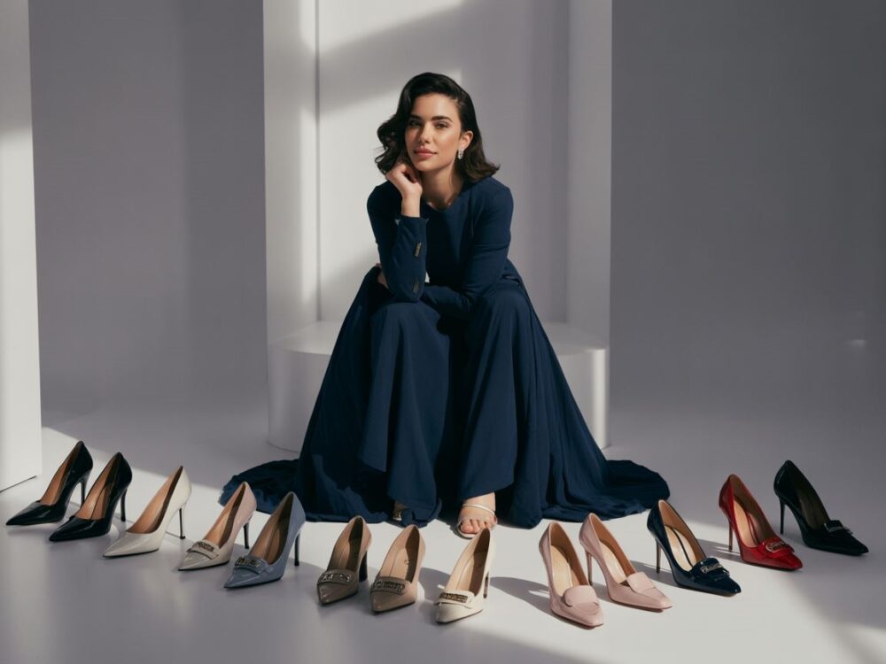 granatowa sukienka i beżowe szpilki