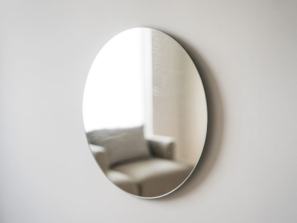 lustro z geometrycznym kształtem