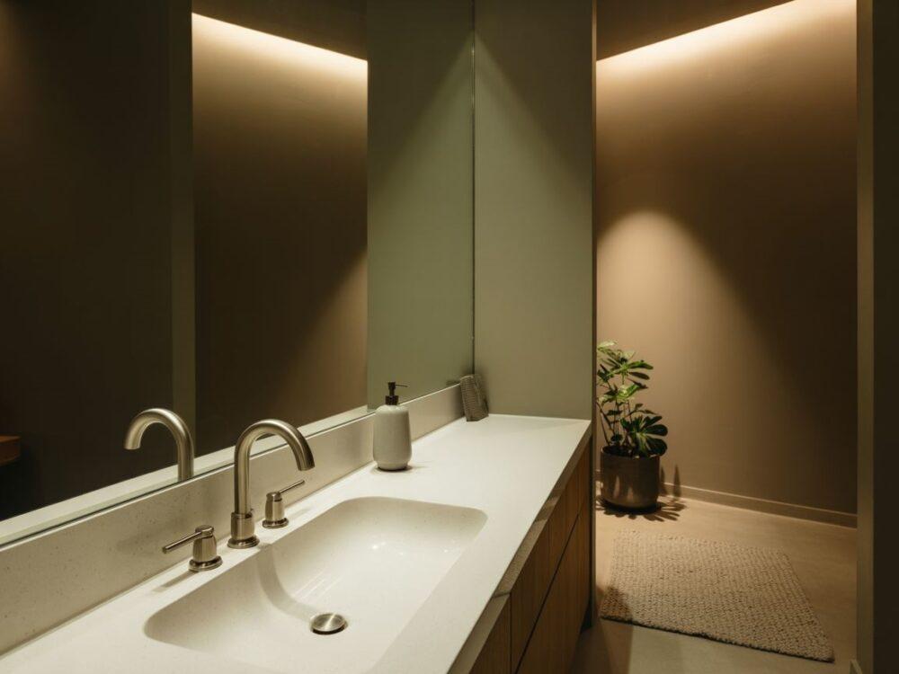 nowoczesna łazienka z lustrem