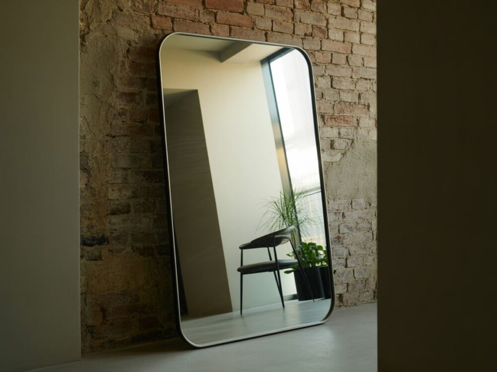 przedpokój w stylu loft z lustrem