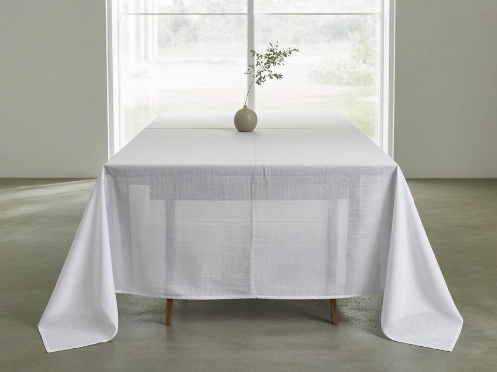 stół z jasnym obrusem