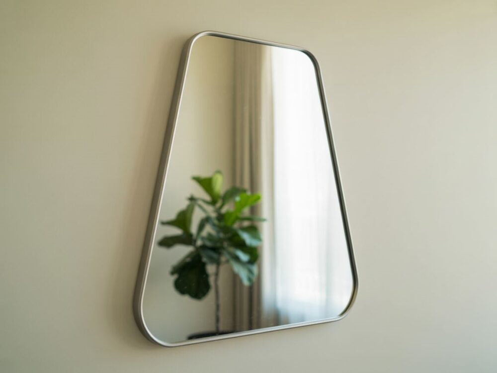 trapezowe lustro w salonie