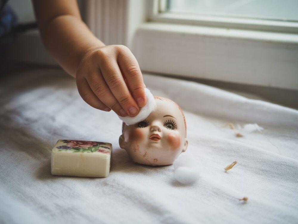 usuwanie plam z lalki