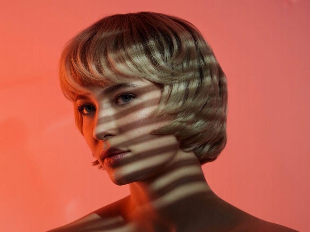 włosy miękko okalające szczękę