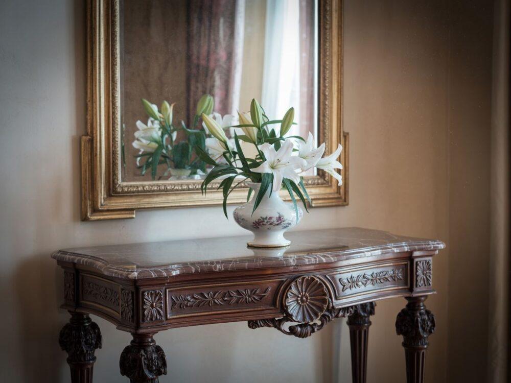 złote zdobienia konsoli