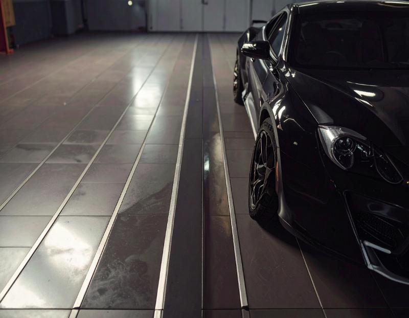 Samochód z lśniącym lakierem w przestrzeni garażowej
